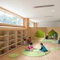 幼兒園裝修設計效果圖原木風定制收納閱讀書柜。童躲避屋，色環(huán)保裝修。