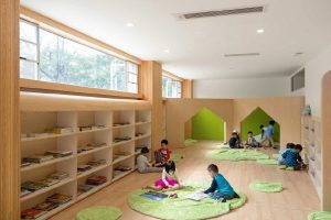 幼兒園裝修設(shè)計效果圖原木風(fēng)定制收納閱讀書柜。童躲避屋，色環(huán)保裝修。