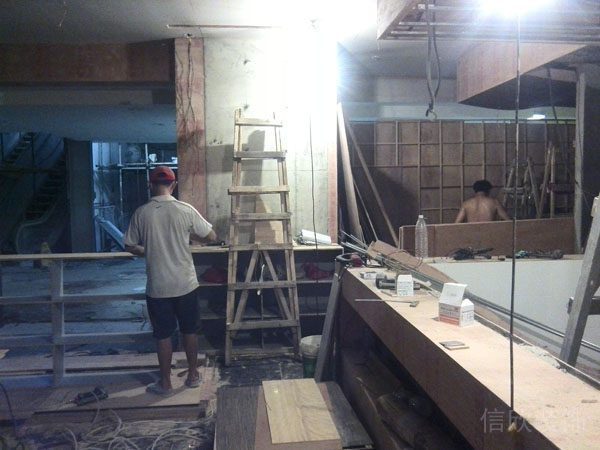 上船下船餐廳裝修施工現(xiàn)場_墻面施工。