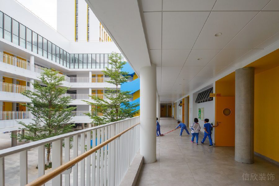 簡約學(xué)校過道條紋護(hù)墻板