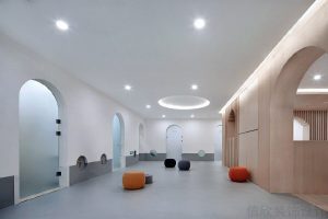 拱形漸變玻璃過道休息區(qū)機構(gòu)裝修原木風(fēng)走廊