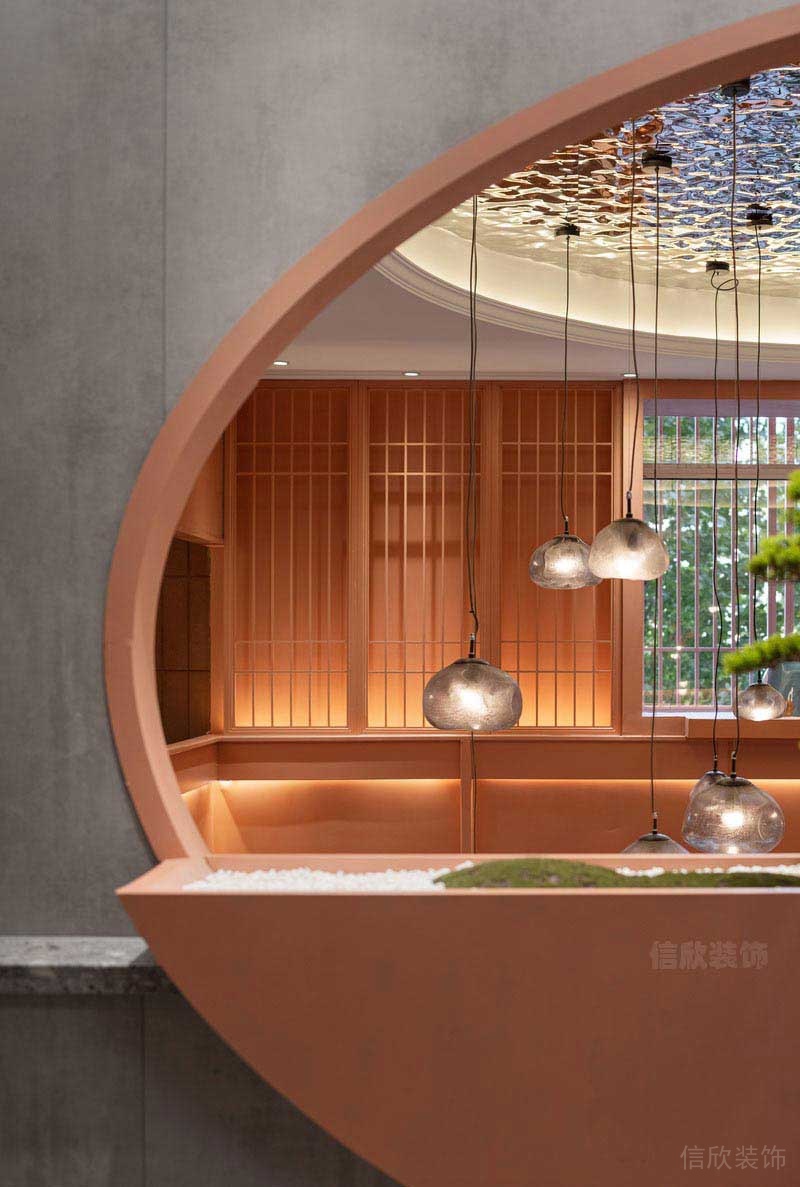 現(xiàn)代簡約風天花吊頂餐廳裝修弧形窗洞設(shè)計方案