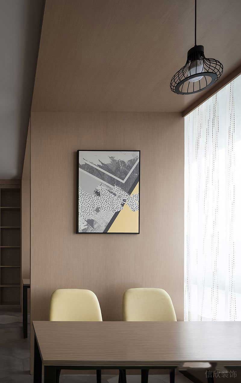 美式極簡(jiǎn)風(fēng)家庭餐廳淺黃色餐椅