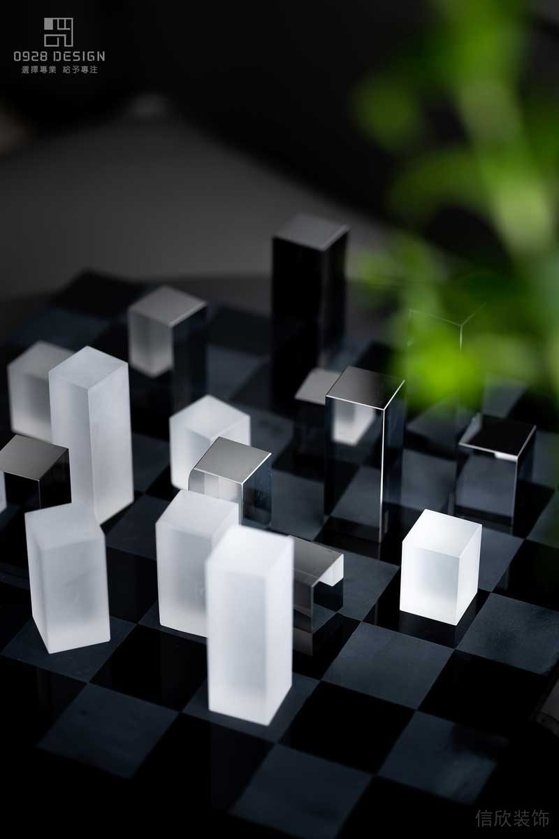 客廳茶幾上的棋盤擺件，玻璃與不銹鋼完美結合。
