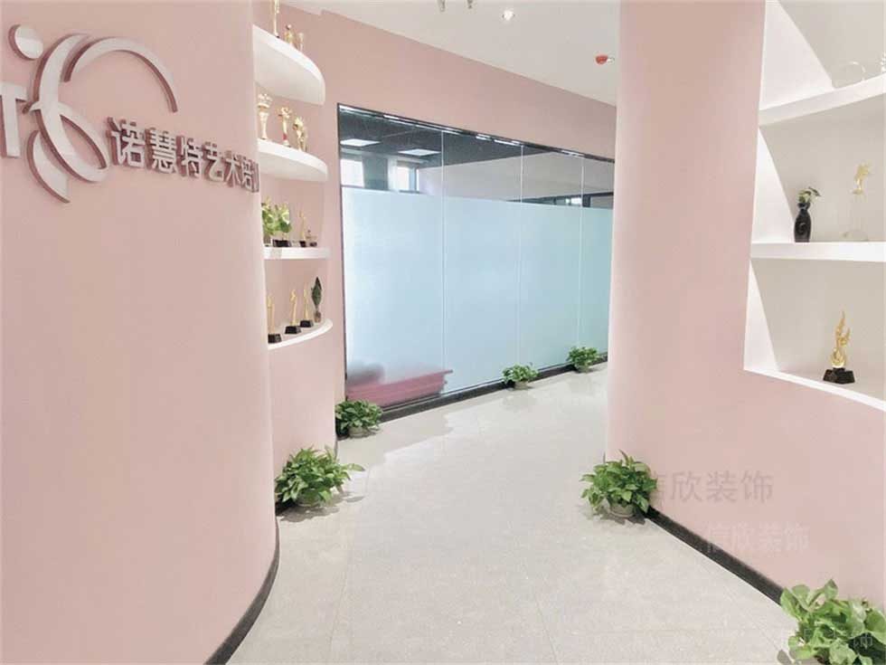 若惠特藝術(shù)培訓(xùn)中心粉色墻體過道設(shè)計(jì)簡約效果榮譽(yù)墻形象展示大理石過道效果