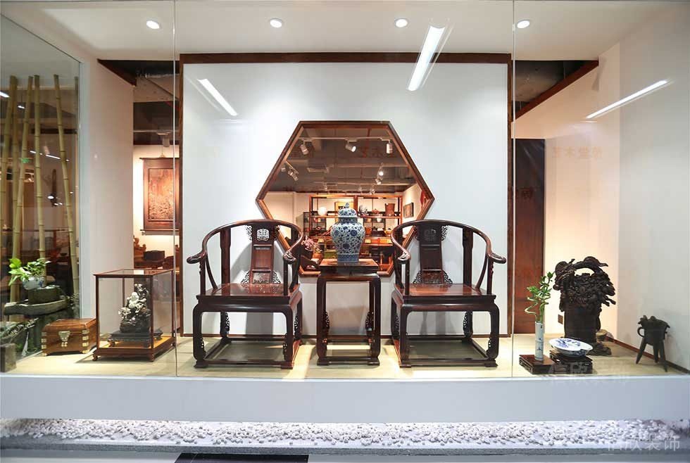 玻璃櫥窗展柜對稱式木質家具店現(xiàn)代地臺裝修效果