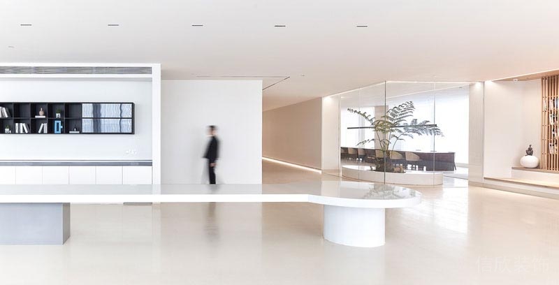 辦公室展示區(qū)白色長條形展臺(tái)