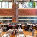 工業(yè)風(fēng)烤肉店餐飲裝修設(shè)計實景案例卡座用餐區(qū)效果圖