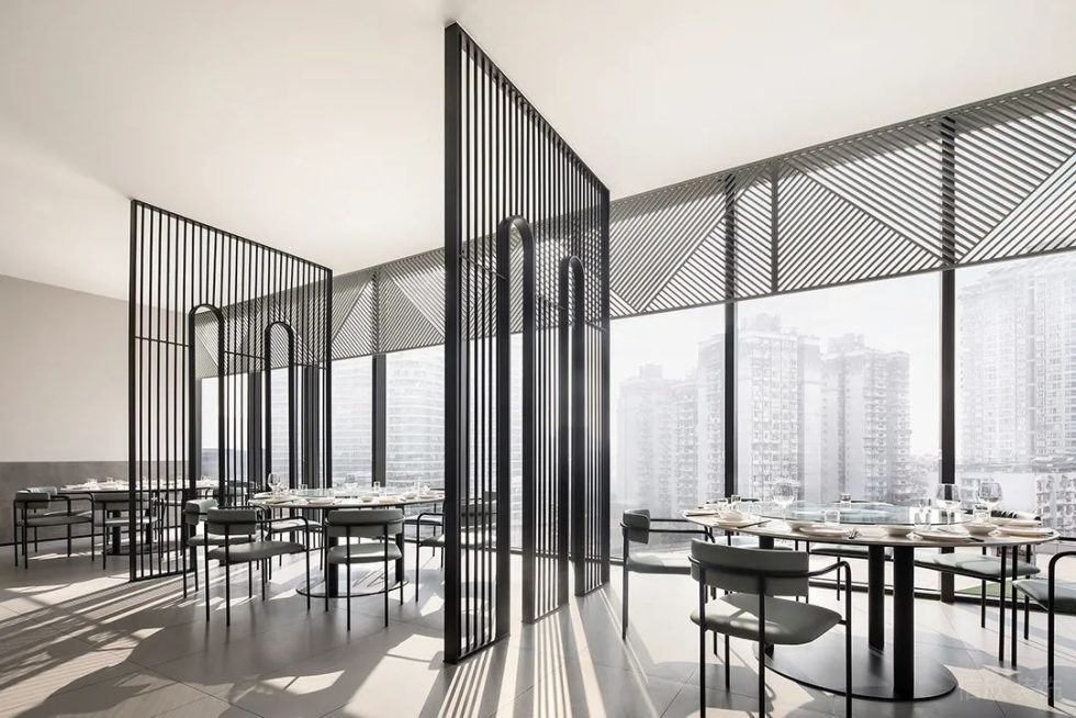 深圳羅湖東門鴻展中心城極簡(jiǎn)風(fēng)格川菜館裝修案例黑色不銹鋼鏤空線條隔斷