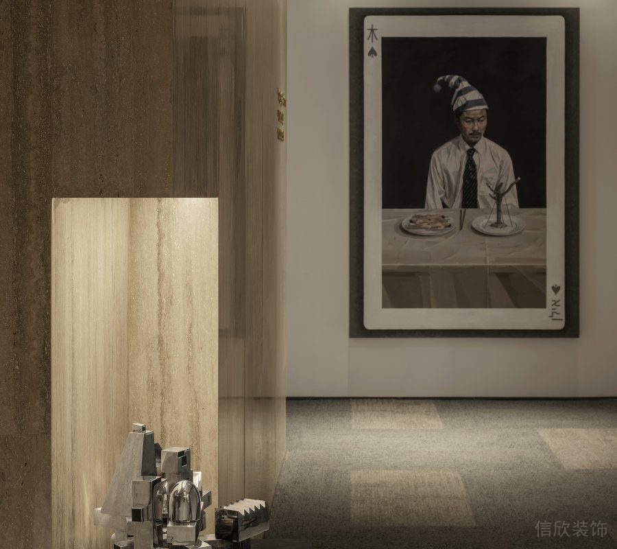 白色墻面，黑色邊框掛畫