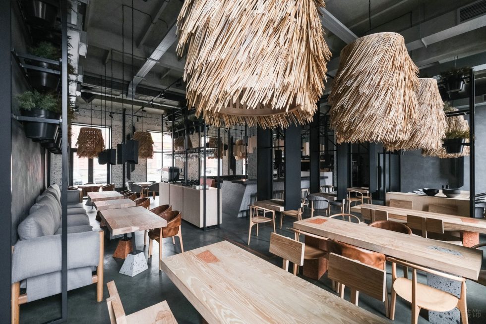 深圳市寶安中心區(qū)個(gè)性自然風(fēng)餐飲店鋪原木餐桌