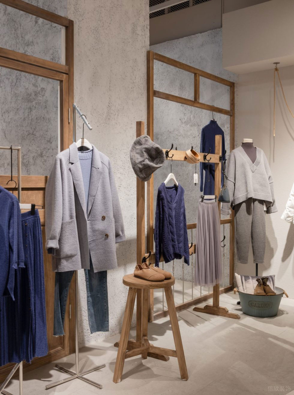 深圳市龍華區(qū)大浪現(xiàn)代風(fēng)jane Express服裝店鋪裝修設(shè)計實木衣架