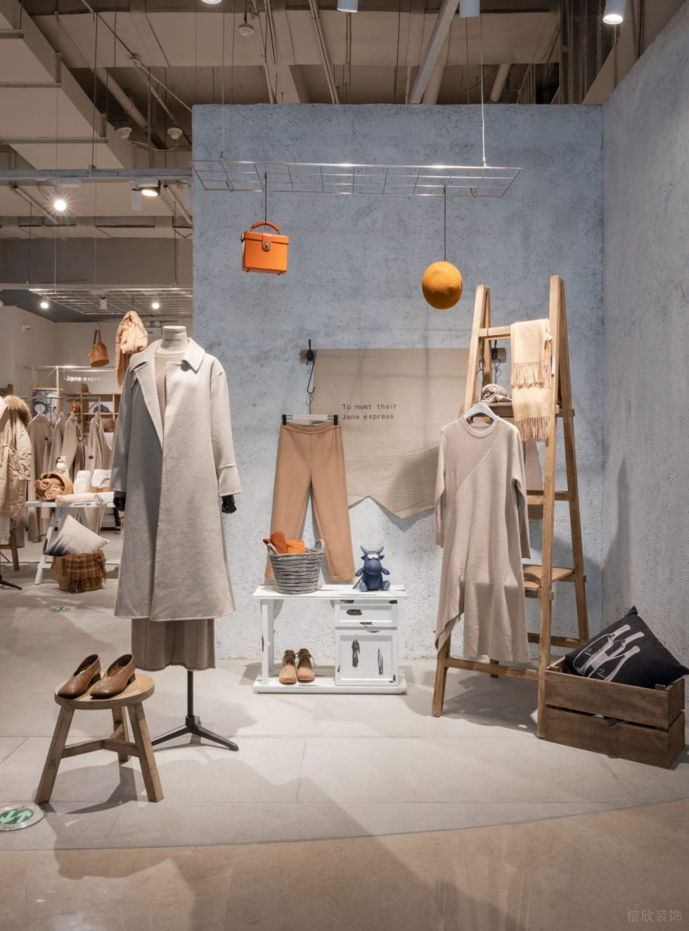 深圳市龍華區(qū)大浪現(xiàn)代風(fēng)jane Express服裝店鋪裝修設(shè)計灰色水泥背景墻
