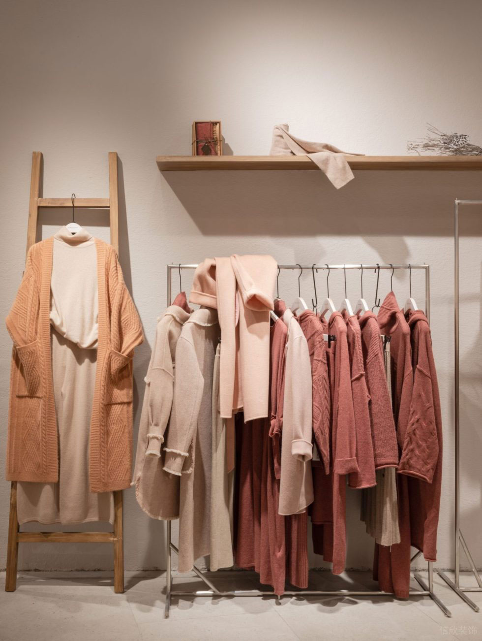 深圳市龍華區(qū)大浪現(xiàn)代風(fēng)jane Express服裝店鋪裝修設(shè)計不銹鋼衣架