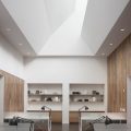 深圳寶安匯聚創(chuàng)新園1000平方米淺色調(diào)原木簡(jiǎn)約風(fēng)辦公室裝修案例辦公區(qū)純白色天花
