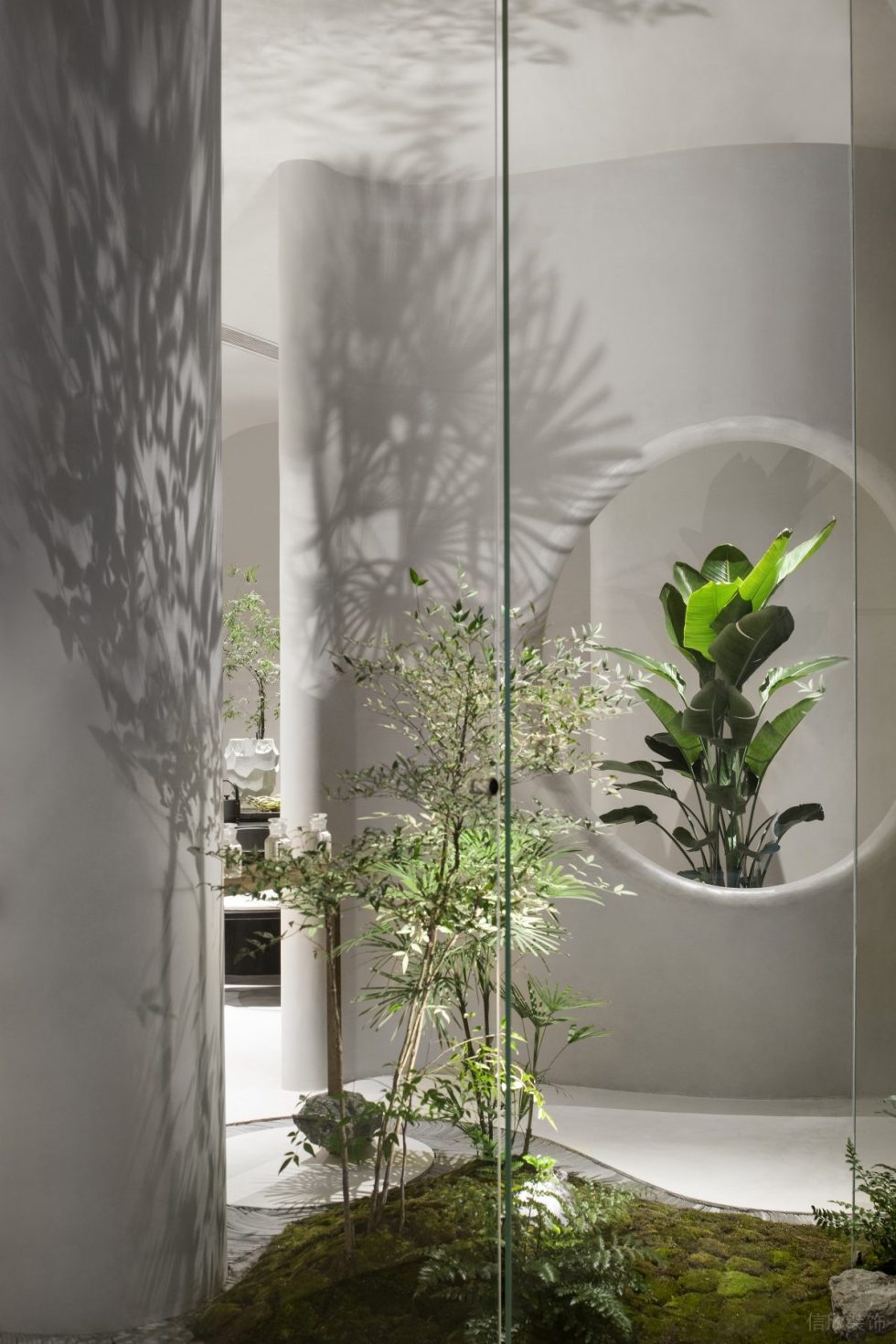 深圳龍華現(xiàn)代簡約風酒館植物造景裝修設計