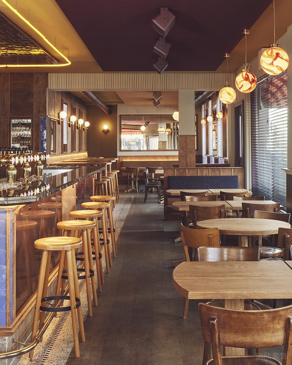 深圳南山街角酒吧店鋪用餐區(qū)裝修設計