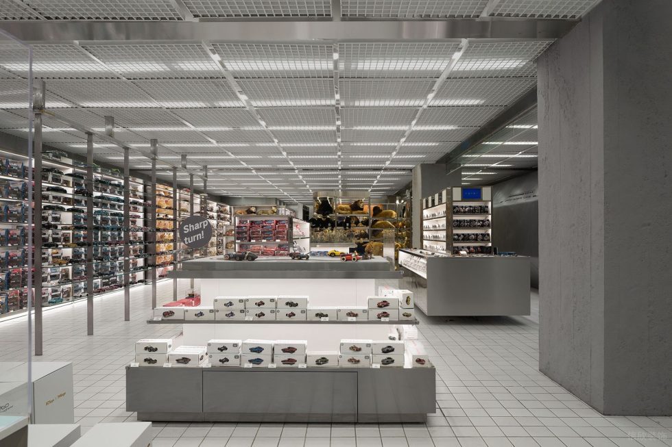 深圳市南山區(qū)后海新型科技風潮牌店買手店X11全球旗艦店裝修設計-潮品展區(qū)