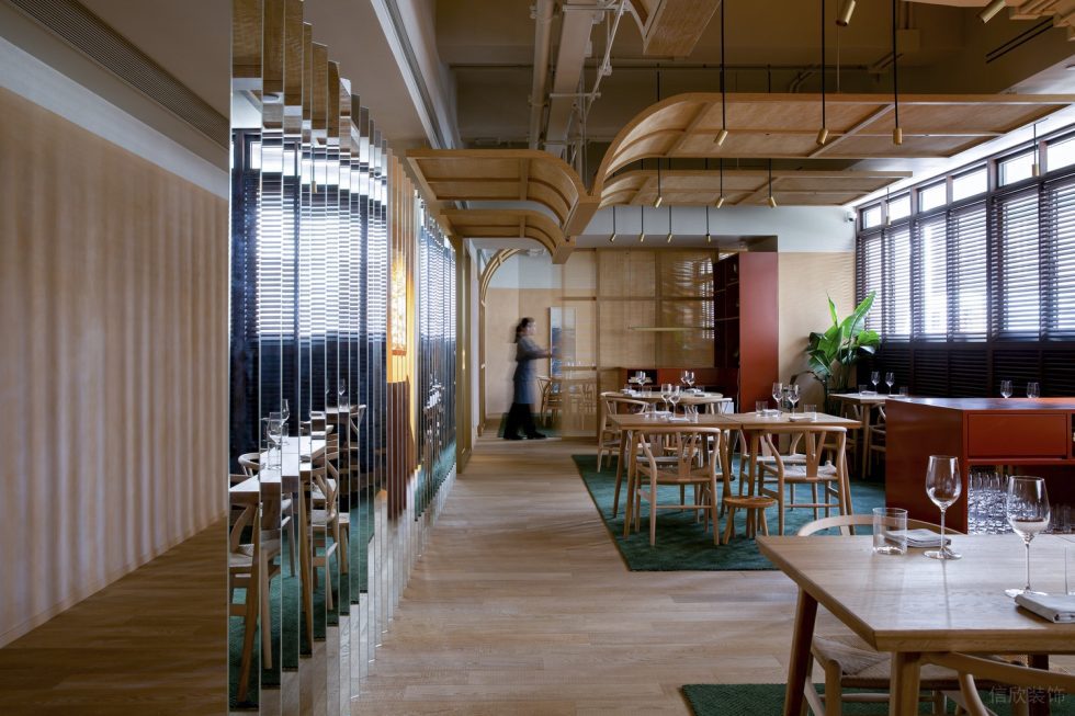 木質(zhì)歐式餐廳鏡子隔斷用餐區(qū)修設(shè)計(jì)