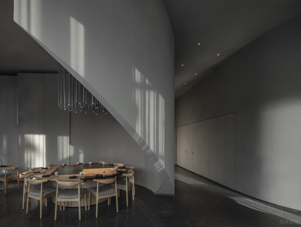 現(xiàn)代簡約風格餐廳灰色多人用餐區(qū)裝修設(shè)計