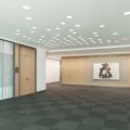 淡色現(xiàn)代風辦公室裝修設(shè)計淺色調(diào)過廊效果圖