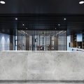 黑白灰高端現(xiàn)代風辦公室裝修設計黑灰色水吧接待區(qū)效果圖