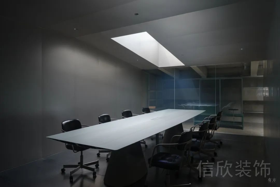 暗黑風(fēng)鏤空式天花板玻璃窗會議室裝修設(shè)計(jì)