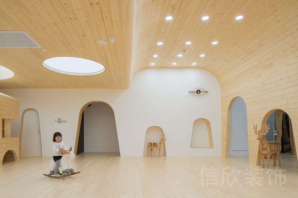 深圳南山區(qū)西麗少兒藝術(shù)興趣培訓學校舞蹈教室圓弧形木板天花
