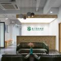 雪松大廈墨丁國際英語前臺(tái)區(qū)白色形象墻裝修設(shè)計(jì)